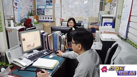 사무실 내부 - 업무 공간