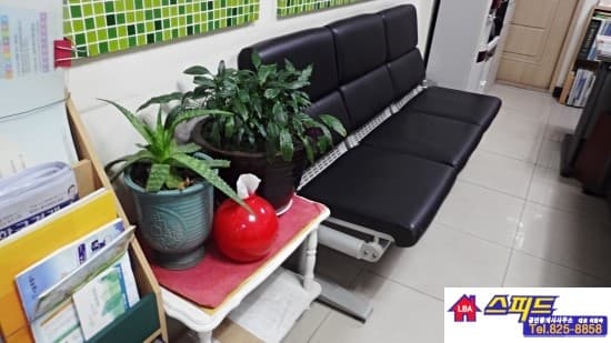 사무실 내부 - 대기 소파